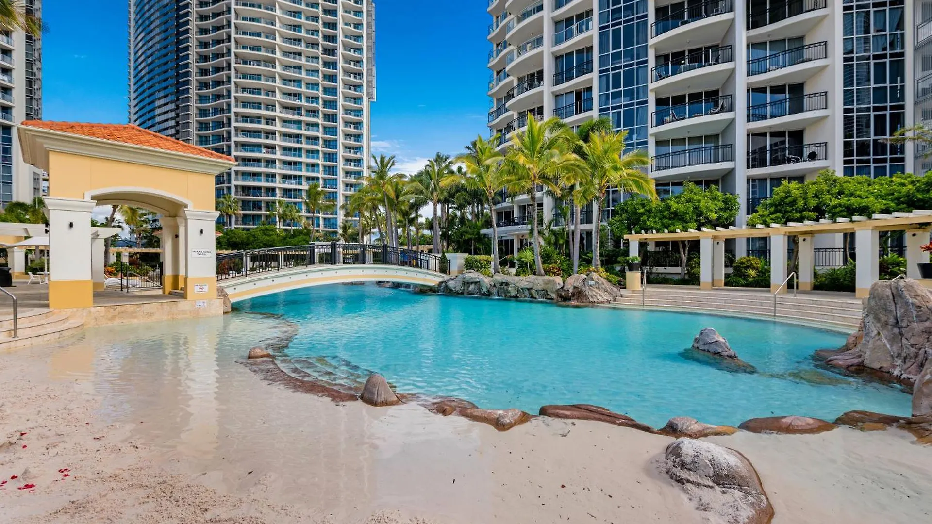 Amazing Chevron Heart Of Surfers Apartment Gold Coast