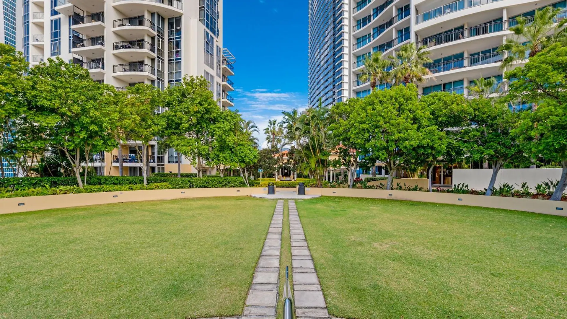 Amazing Chevron Heart Of Surfers Apartment Gold Coast
