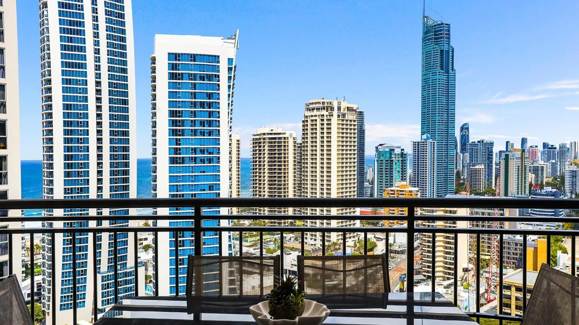 Amazing Chevron Heart Of Surfers Apartment Gold Coast