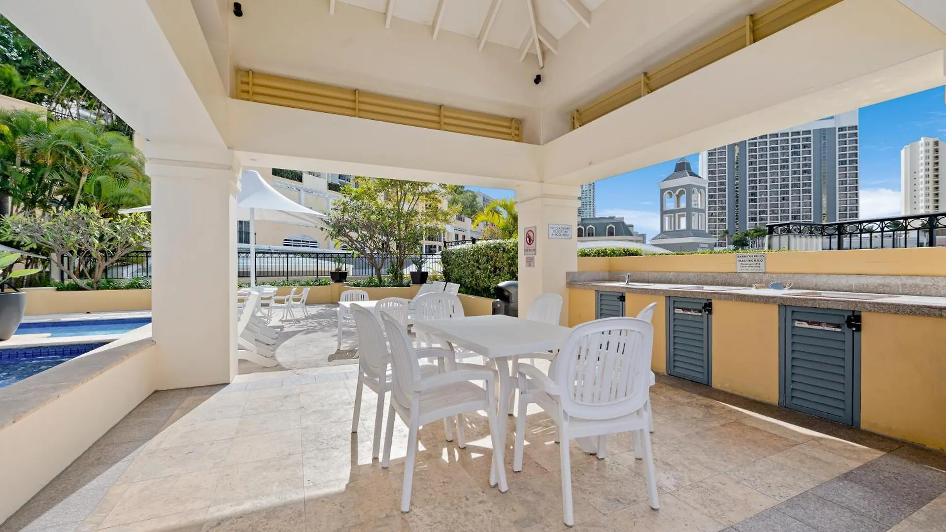 Amazing Chevron Heart Of Surfers Apartment Gold Coast 0*,