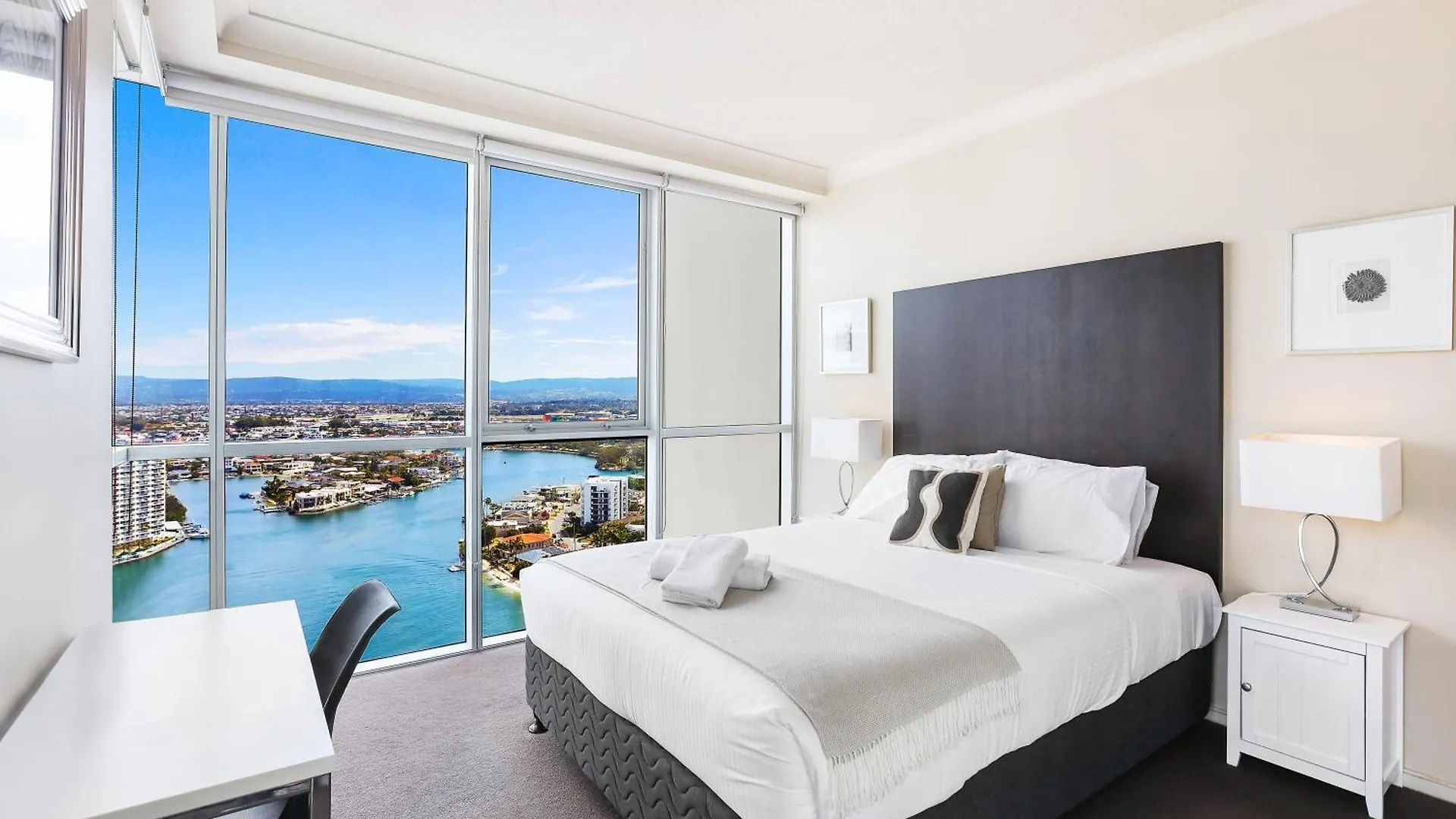 Amazing Chevron Heart Of Surfers Apartment Gold Coast Australia